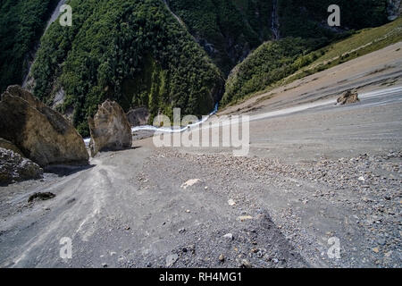 Sentier menant au Camp de Base du Tilicho, très raide et dangereux passage pentes de gravier, vue jusqu'à l'Upper Marsyangdi valley Banque D'Images