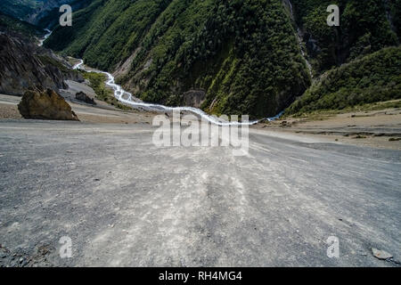 Sentier menant au Camp de Base du Tilicho, très raide et dangereux passage pentes de gravier, vue jusqu'à l'Upper Marsyangdi valley Banque D'Images