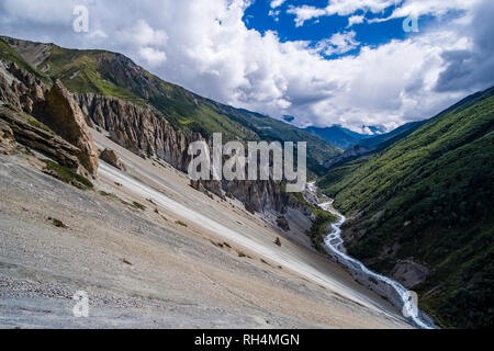 Sentier menant au Camp de Base du Tilicho, très raide et dangereux passage pentes de gravier, vue jusqu'à l'Upper Marsyangdi valley Banque D'Images