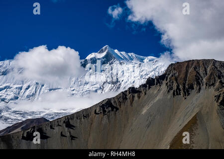 Vue sur une crête de montagne au sommet enneigé de Kangsar Kang Banque D'Images