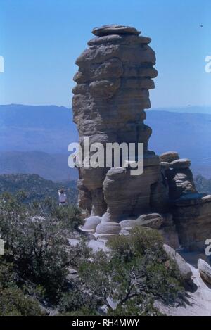 Les alpinistes gravir un rocher de la broche sur le mont Lemmon à Tucson, Arizona. Banque D'Images