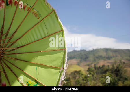 Libre sous le vert antique sur fond de montagne parapluie en Asie Banque D'Images