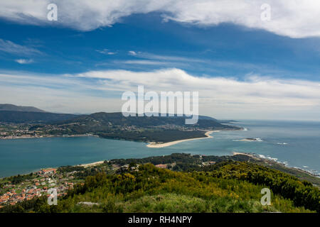 Vue du monte de Santa Tecla en Galice, Espagne sur la frontière avec river Mino à Caminha, dans le nord du Portugal Banque D'Images