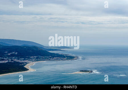 Vue du monte de Santa Tecla en Galice, Espagne sur la frontière avec river Mino à Caminha, dans le nord du Portugal Banque D'Images