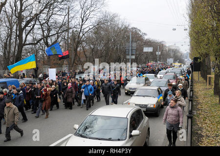 Grande foule de personnes se sont rassemblées sur la place, manifestation de masse. Révolution de la dignité, Majdan Nezalezhnosti. Le 1 décembre 2013. Kiev, Ukraine Banque D'Images