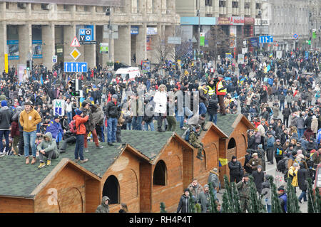 Grande foule de personnes se sont rassemblées sur la place, manifestation de masse. Révolution de la dignité, Majdan Nezalezhnosti. Le 1 décembre 2013. Kiev, Ukraine Banque D'Images