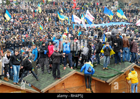 Grande foule de personnes se sont rassemblées sur la place, manifestation de masse. Révolution de la dignité, Majdan Nezalezhnosti. Le 1 décembre 2013. Kiev, Ukraine Banque D'Images