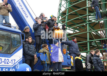 Grande foule de personnes se sont rassemblées sur la place, manifestation de masse. Révolution de la dignité, Majdan Nezalezhnosti. Le 1 décembre 2013. Kiev, Ukraine Banque D'Images