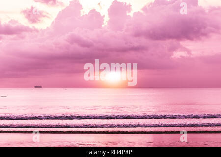 Coucher du soleil tropical coloré, de la mer avec vue sur la plage, Coucher de soleil fond d'écran. Beaux nuages sur la mer. En tons de couleurs rose chaud. Bali, Indonésie. Banque D'Images