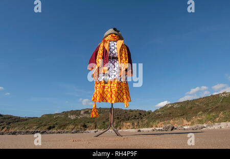 Vintage Vivienne Westwood crayon Squiggle print vêtements sur un mannequin, prise à Slade Bay sur la péninsule de Gower, près de Swansea. Banque D'Images