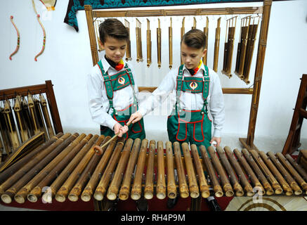 Garçons jouant d'instruments de musique traditionnelle indonésienne. Perspectives Monde culture festival. Le 27 octobre 2018. Kiev, Ukraine Banque D'Images