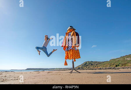 Vintage Vivienne Westwood crayon Squiggle print vêtements sur un mannequin, prise à Slade Bay sur la péninsule de Gower, près de Swansea. Banque D'Images