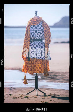 Vintage Vivienne Westwood crayon Squiggle print vêtements sur un mannequin, prise à Slade Bay sur la péninsule de Gower, près de Swansea. Banque D'Images