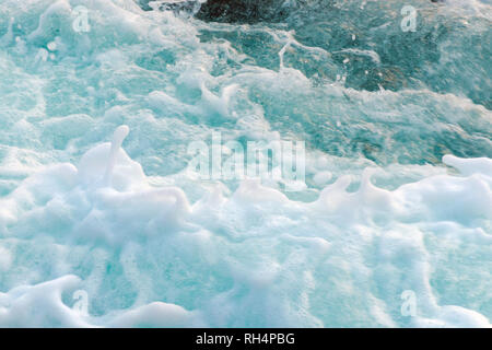 Écume de mer dense à la surface de l'eau, vue de dessus. Photo avec effet de flou. Banque D'Images