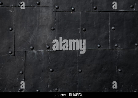 Ancien sous-marin noir, fragment de la coque grungy de feuilles de métal avec rivets, texture de fond photo Banque D'Images