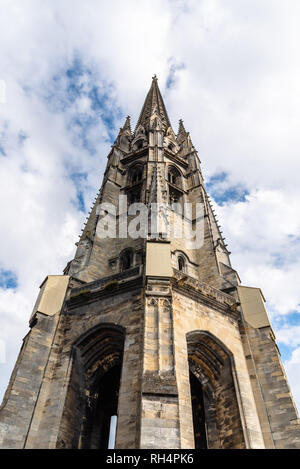 Low angle view of la tour de la Basilique de Saint Michel à Bordeaux, France Banque D'Images