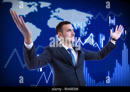 Fier homme courtier rising hands up comme célébration de succès avec l'augmentation de l'arrière-plan sur le geste graphique et carte du monde en tant que concept de croissance de l'économie Banque D'Images