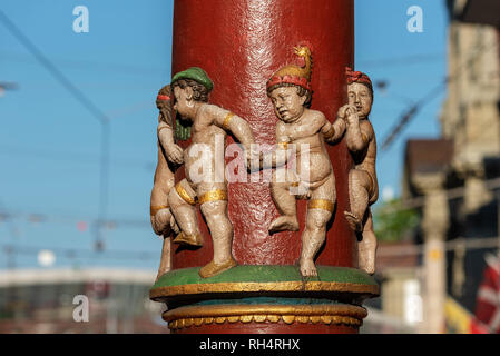 Détail de pilier et le caractère coloré ornant la fontaine médiévale Pfeiferbrunnen à Berne, Suisse Banque D'Images