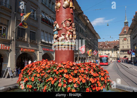 Détail de pilier et le caractère coloré ornant la fontaine médiévale Pfeiferbrunnen à Berne, Suisse Banque D'Images