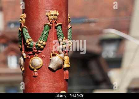 Détail de pilier et le caractère coloré ornant la fontaine médiévale Pfeiferbrunnen à Berne, Suisse Banque D'Images