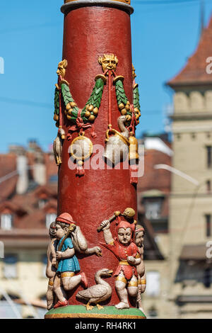 Détail de pilier et le caractère coloré ornant la fontaine médiévale Pfeiferbrunnen à Berne, Suisse Banque D'Images