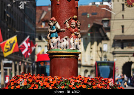 Détail de pilier et le caractère coloré ornant la fontaine médiévale Pfeiferbrunnen à Berne, Suisse Banque D'Images