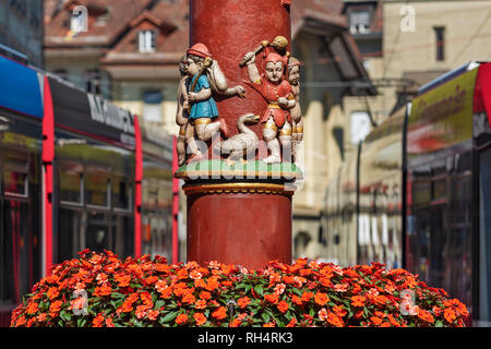 Détail de pilier et le caractère coloré ornant la fontaine médiévale Pfeiferbrunnen à Berne, Suisse Banque D'Images