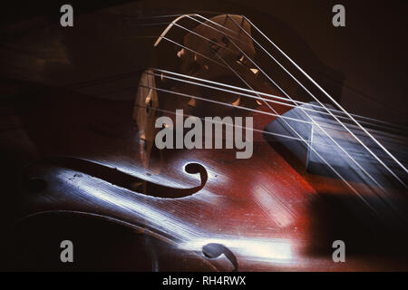 Composition abstraite d'un vieux violoncelle, structure mixte bois et détails de texture. Banque D'Images