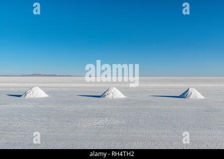 Pyramides de sel près de la ville de Colchani avec l'infinité de la télévision ou de sel d'Uyuni Salar de Uyuni dans l'Altiplano de Bolivie, l'Amérique du Sud. Banque D'Images