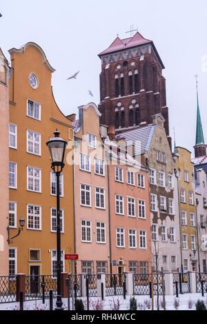 Basilique-cathédrale Sainte-Marie, Ulica Mariacka, (St. Mary's street) dans la neige Gdańsk, Pologne Banque D'Images