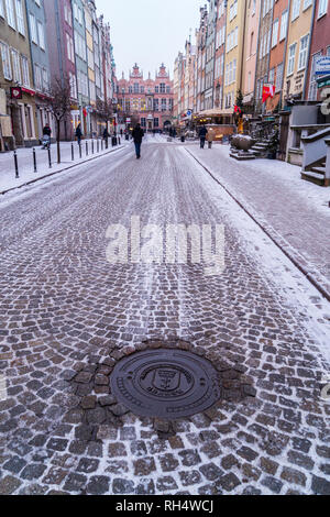 Couvercle du drain municipal anv Vue sur rue pavée, et le Grand Manège Militaire, 1609, maintenant l'Académie des Beaux-Arts, Ulica Piwna, Gdańsk, Pologne Banque D'Images