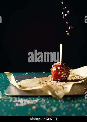 Toffee apple avec nutrifer projetés d'en haut Banque D'Images