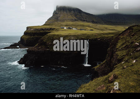 Múlafossur Gásadalur cascade village sur Vagar et dans les îles Féroé. Banque D'Images