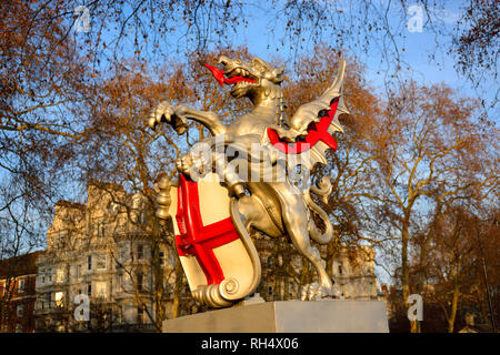 Londres, Angleterre, Royaume-Uni. Marquage Dragon la limite de la ville de London, Victoria Embankment. Modèle en fonte, design basé sur deux grands dragon sculpt Banque D'Images