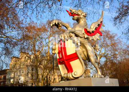 Londres, Angleterre, Royaume-Uni. Marquage Dragon la limite de la ville de London, Victoria Embankment. Modèle en fonte, design basé sur deux grands dragon sculpt Banque D'Images