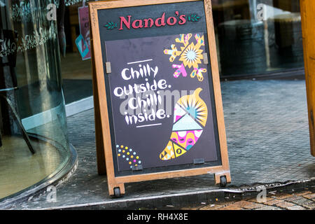 L'Nanodo les aliments chauds un conseil, inscrivez-vous d'hiver publicité aliments, Blackpool, Royaume-Uni Banque D'Images