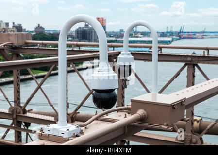 Deux caméras de surveillance le contrôle de la circulation sur le pont de Brooklyn à New York City, USA Banque D'Images