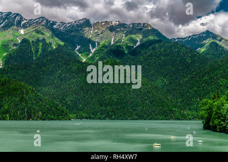 Montagnes qui entourent le lac 108.31 dans une Abkhazie Banque D'Images