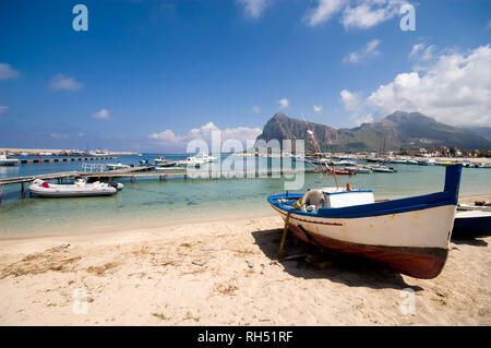 Pier et de bateaux dans le beau paysage de la plage de San Vito lo Capo, province de Trapani, Sicile, Italie. Banque D'Images