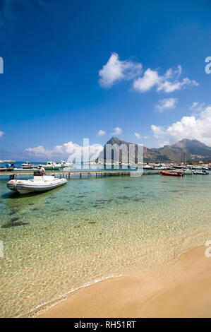 Pier et de bateaux dans le beau paysage de la plage de San Vito lo Capo, province de Trapani, Sicile, Italie. Banque D'Images