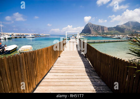 Pier et de bateaux dans le beau paysage de la plage de San Vito lo Capo, province de Trapani, Sicile, Italie. Banque D'Images