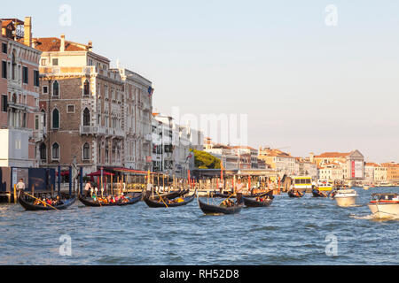 Grand tour group in gondoles au coucher du soleil sur le Grand Canal, San Marco, Venise, Vénétie, Italie en lumière dorée Banque D'Images