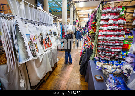 Les clients des produits de navigation sur les stands dans le marché couvert dans Brsitol, Somerset, Royaume-Uni le 24 février 2015 Banque D'Images