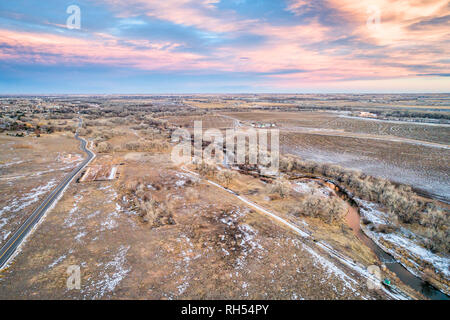 Big Thompson South Platte et rivières dans les régions rurales de l'est vue aérienne du Colorado crépuscule hiver ar Banque D'Images