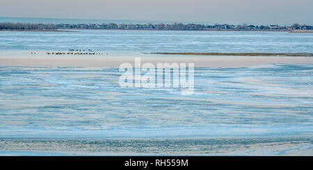 Crépuscule sur l'hiver gelé Boyd Lake dans le nord du Colorado Banque D'Images