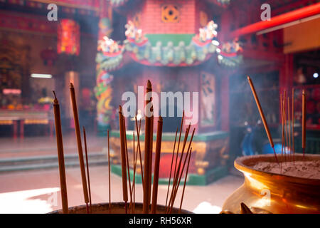 Encens allumé en temple Guan Di à Kuala Lumpur, Malaisie Banque D'Images