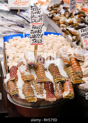 Un assortiment de fruits de mer à vendre dans un marché public. Banque D'Images