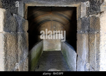 L'intérieur de la chambre de la tombe, qui se dresse sur la pente au-dessus du sanctuaire de Labranda, Turquie. Construit de gros bloc de gneiss, la tombe date fro Banque D'Images