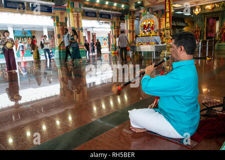 Voir des fidèles à l'intérieur du Temple Sri Mahamariamman indu à Kuala Lumpur, Malaisie Banque D'Images