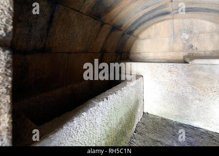 L'intérieur de la chambre de la tombe, qui se dresse sur la pente au-dessus du sanctuaire de Labranda, Turquie. Construit de gros bloc de gneiss, la tombe date fro Banque D'Images